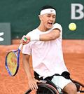 　車いすの部男子シングルス準決勝でプレーする小田凱人＝パリ（共同）