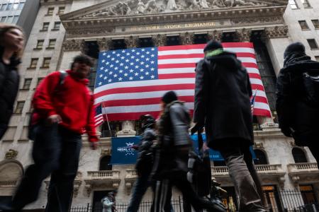 　ニューヨーク証券取引所の前を行き交う人々＝５日、ニューヨーク（ゲッティ＝共同）