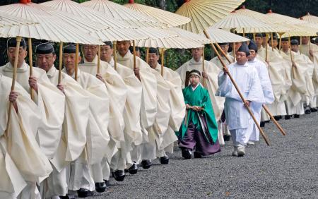 　「式年遷宮」の始まりの祭事「山口祭」で、玉砂利を進む神職と童女＝２日午前、三重県伊勢市の伊勢神宮内宮