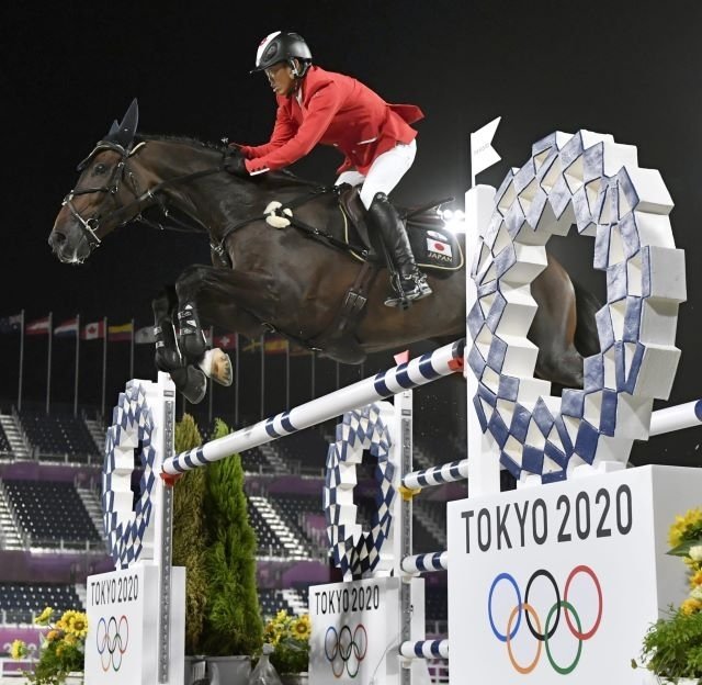 総合馬術　決勝の障害飛越で競技する戸本一真＝馬事公苑