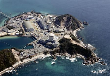 　関西電力美浜原発。手前から３号機、２号機、１号機＝３月、福井県美浜町