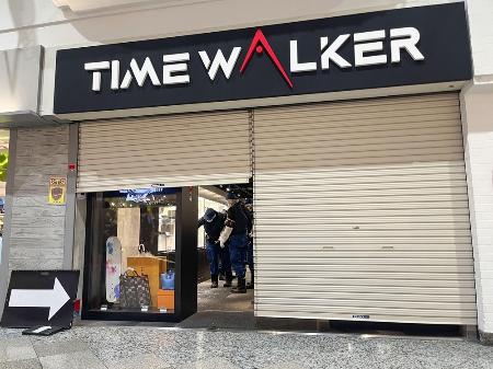 　腕時計４本が持ち去られる被害にあった時計店＝２５日