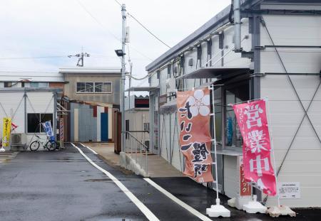 　石川県珠洲市正院町にある仮設商店街＝６月２６日