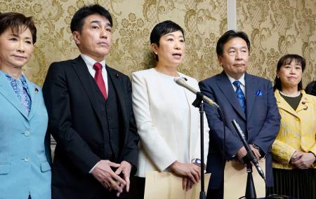 　民法改正案を衆院に提出後、記者団の取材に応じる立憲民主党の辻元代表代行（中央）＝３０日午前、国会