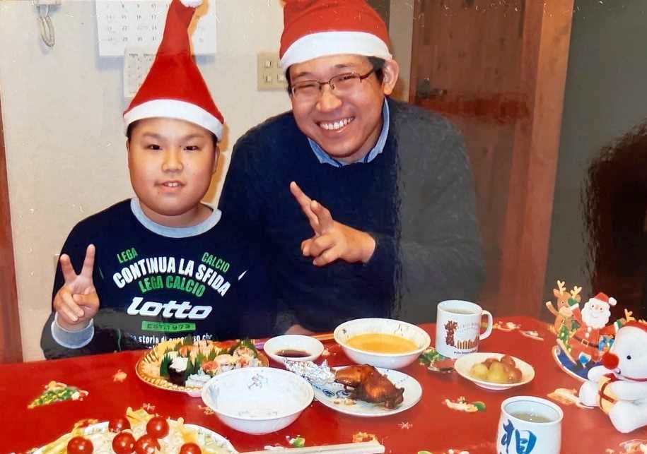野島崇宏さん（右）とクリスマスを楽しむ高田明浩さん＝２０１４年１１月、各務原市鵜沼朝日町の高田さん宅