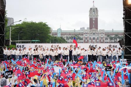 　２６日、台北市で行われた台湾野党の反政権集会（共同）