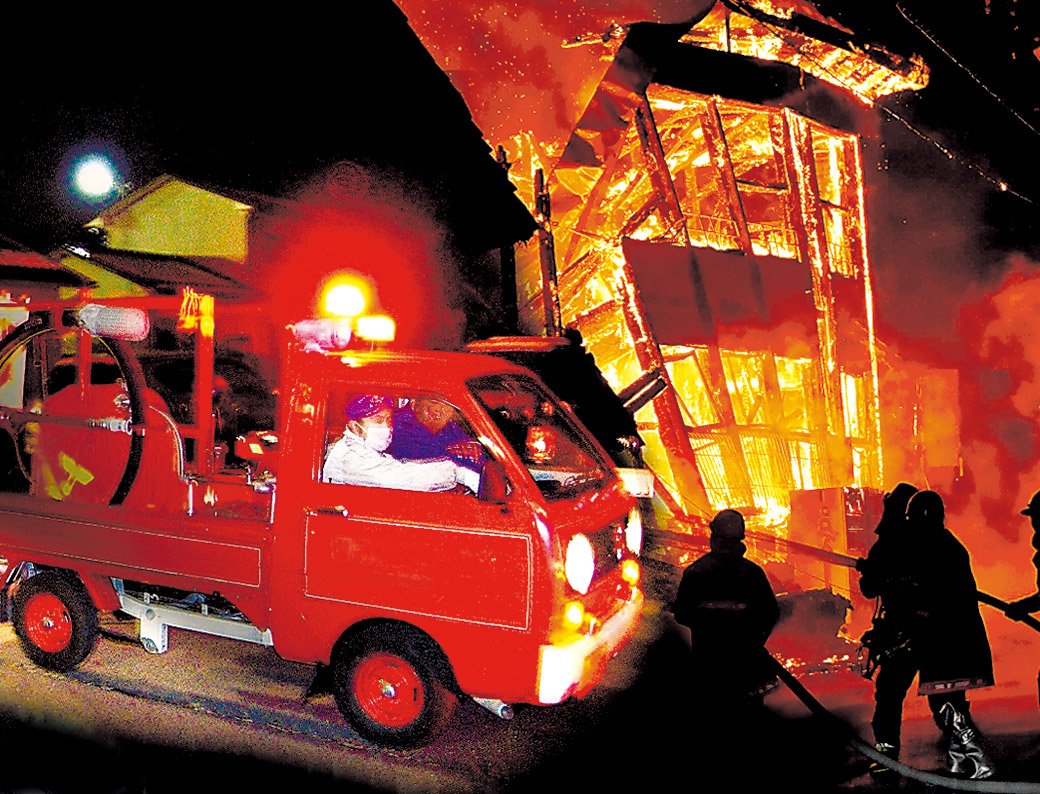 火災現場での消火活動のほか、消防操法訓練や地域の夜警も消防団の重要な活動だ（本文と写真は関係ありません、コラージュ）