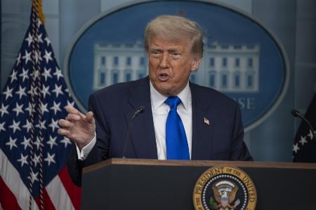 　ホワイトハウスで記者会見するトランプ米大統領＝昨年６月、ワシントン（ゲッティ＝共同）