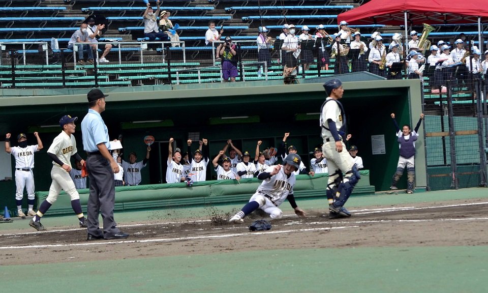 池田×市岐阜商＝二回表、大野の適時二塁打で生還する池田の田中＝長良川