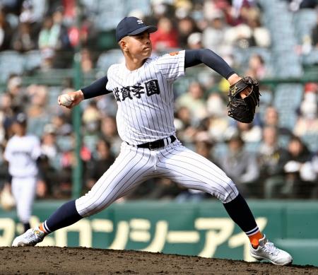 　長崎西戦の４回から２番手で登板した滋賀学園・伴田＝甲子園