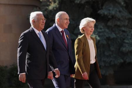 　５日、アルメニアの首都エレバンの大統領府に到着したパシニャン首相（中央）、ＥＵのコスタ大統領（左）、ＥＵ欧州委員会のフォンデアライエン委員長（ＡＰ＝共同）
