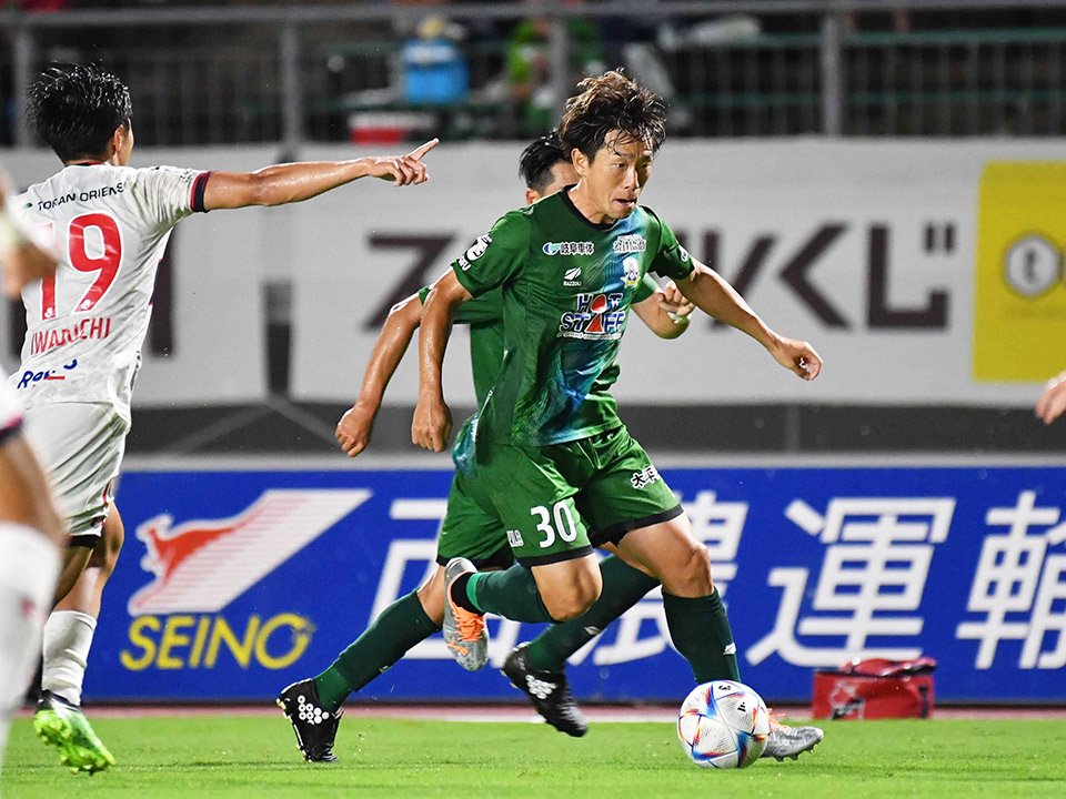 ＦＣ岐阜×いわき＝前半、左サイドを攻め上がるＦＣ岐阜のＤＦ宇賀神＝長良川競技場