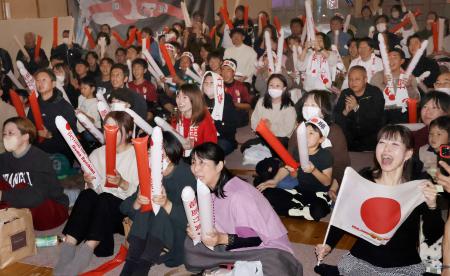 　パブリックビューイング会場で堀島行真選手を応援する人たち＝１５日夜、岐阜県池田町