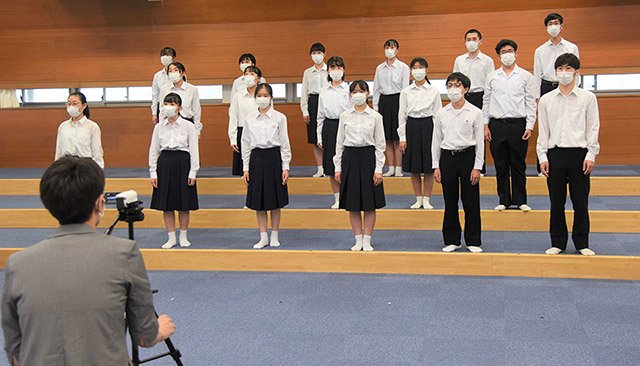 大会歌と国歌の合唱の収録に臨む音楽部の部員ら＝岐阜市大縄場、岐阜高校