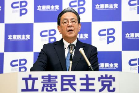 　記者会見する立憲民主党の水岡代表＝２７日午前、国会