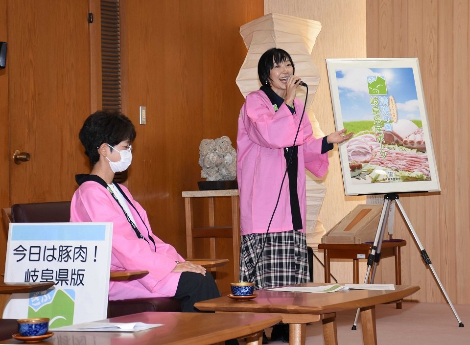 岐阜県の県産豚肉ＰＲソング「今日は豚肉！岐阜県版」を歌う亜沙美さん（右）と作詞、作曲した阿部百代さん＝岐阜県庁