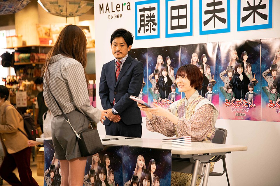 ドラマの撮影に臨む花澤香菜さん＝本巣市三橋、モレラ岐阜　©メ～テレ