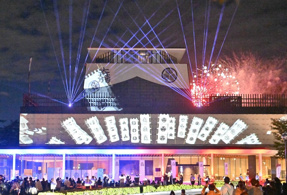 新型コロナウイルス感染対策で見送られていた古戦場イベントが３年ぶりに開幕。プロジェクションマッピングで映し出される歴史絵巻に来場者が酔いしれた＝８日午後８時１４分、不破郡関ケ原町、岐阜関ケ原古戦場記念館