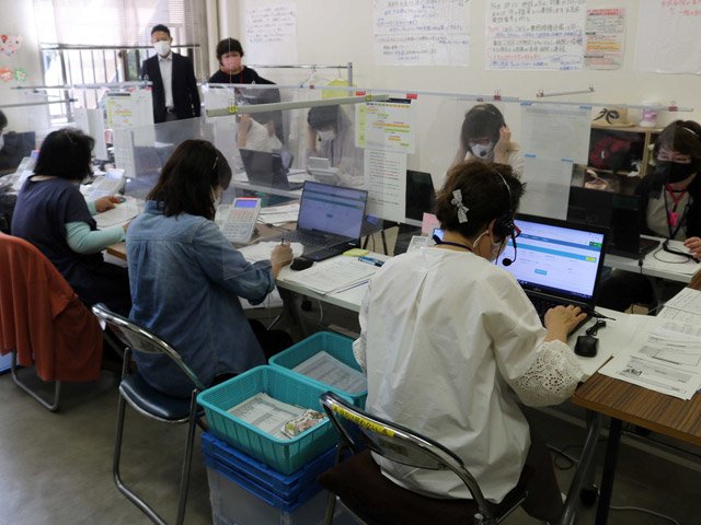 受け付け開始直後から電話申し込みが相次いだ岐阜市ワクチンコールセンター＝１４日午前８時４７分、同市都通、市保健所