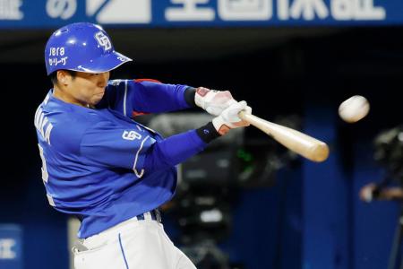 　９回中日１死、田中が左越えに勝ち越しソロを放つ＝横浜