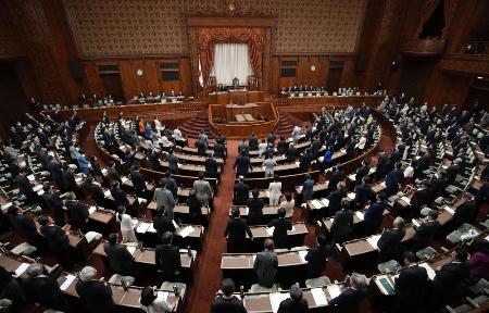　改正歳費法が全会一致で可決、成立した参院本会議＝昨年１２月