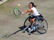 　車いすの部女子シングルス準々決勝でプレーする上地結衣＝ウィンブルドン（共同）
