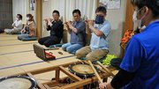 おはやしの稽古を重ねる広岡町の住民＝美濃市広岡町