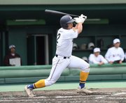 県岐阜商×岐阜＝２回裏県岐阜商１死二塁、先制の適時打を放つ於保＝長良川
