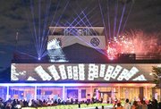 新型コロナウイルス感染対策で見送られていた古戦場イベントが３年ぶりに開幕。プロジェクションマッピングで映し出される歴史絵巻に来場者が酔いしれた＝８日午後８時１４分、不破郡関ケ原町、岐阜関ケ原古戦場記念館
