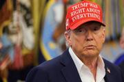 　「トランプは全てにおいて正しかった」と書かれた帽子を着用するトランプ米大統領＝２２日、ホワイトハウス（ロイター＝共同）