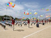 運動会で風船を飛ばす高松幼稚園の園児ら＝先月２８日、高松市内（同園提供）