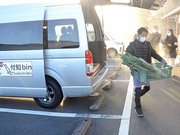 ワンボックス車で集荷した農産物を下ろす早川徹社長＝中津川市付知町、つけち農産物直売所