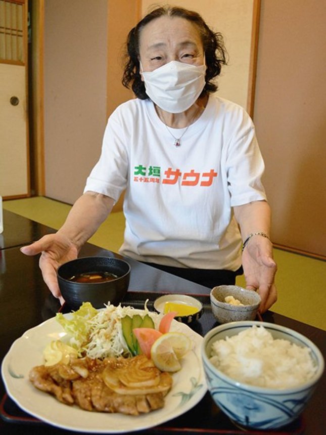 サウナ飯「豚ロース生姜焼きセット」を勧める岡田昌子社長＝いずれも大垣市三塚町、大垣サウナ