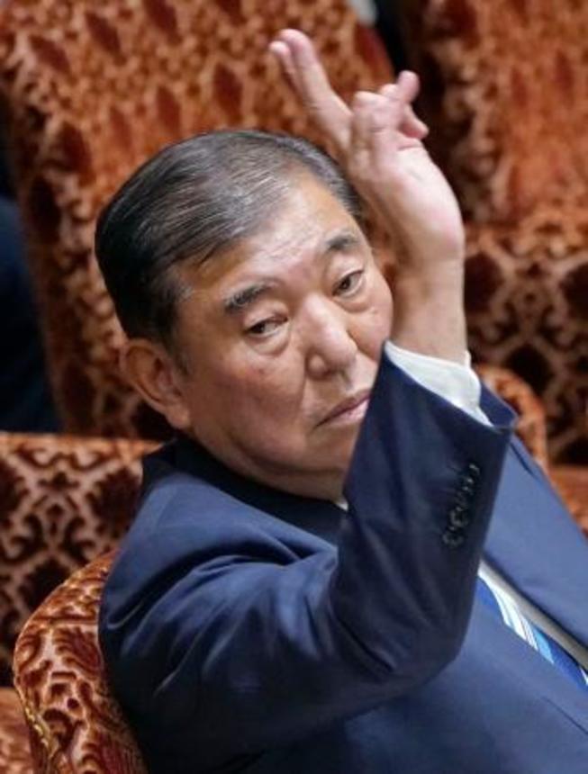 　参院予算委の集中審議で答弁のため挙手する石破首相＝５日午前