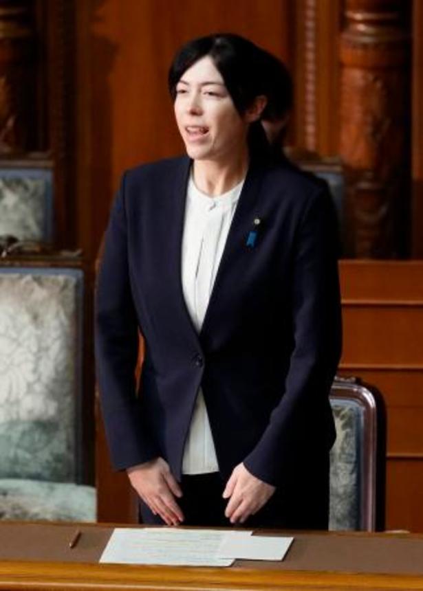　参院本会議で改正経済安全保障推進法が可決、成立し、一礼する小野田経済安保相＝１０日午前