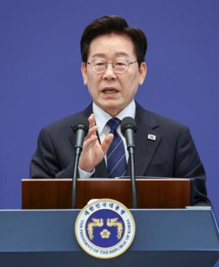 　１８日、韓国大統領府で記者会見する李在明大統領（聯合＝共同）