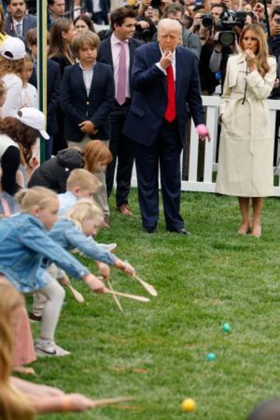 　復活祭でスタートの笛を吹くトランプ米大統領（中央）と妻メラニアさん（右）＝２１日、ホワイトハウス（ゲッティ＝共同）