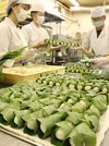 青々としたミョウガの葉が巻かれたみょうがぼち＝本巣郡北方町高屋白木、とよだや高屋店