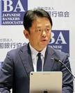 　記者会見する全国銀行協会の加藤勝彦会長＝１５日午後、東京都千代田区
