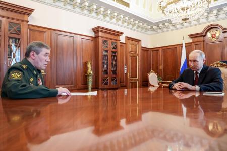 　１９日、モスクワでロシア軍のゲラシモフ参謀総長（左）と会談するプーチン大統領（ロシア大統領府提供・タス＝共同）