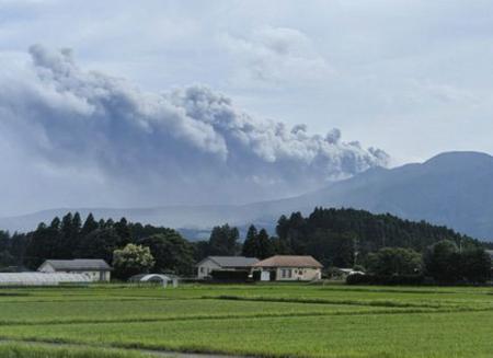 　宮崎、鹿児島県境にある霧島連山・新燃岳から上がる噴煙＝２２日、宮崎県小林市から撮影（和良組のＸから）