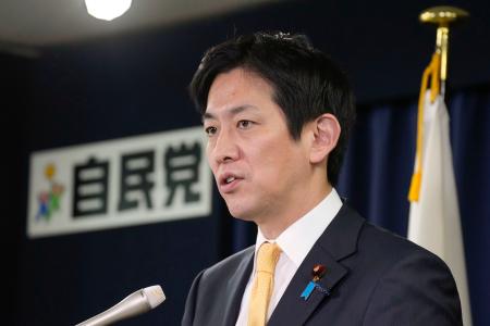 　記者会見する自民党の小林政調会長＝５日午前、東京・永田町の党本部