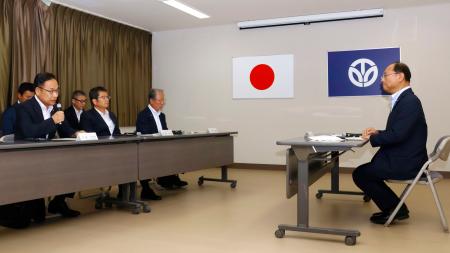 　関西電力の原発が立地する町の首長らと面談する福井県の武部衛副知事（右）＝２０日午後、敦賀市