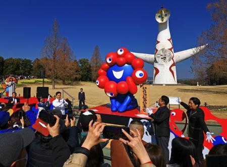 　万博記念公園で開かれた「ミャクミャク」像の移設セレモニー＝２１日午前、大阪府吹田市