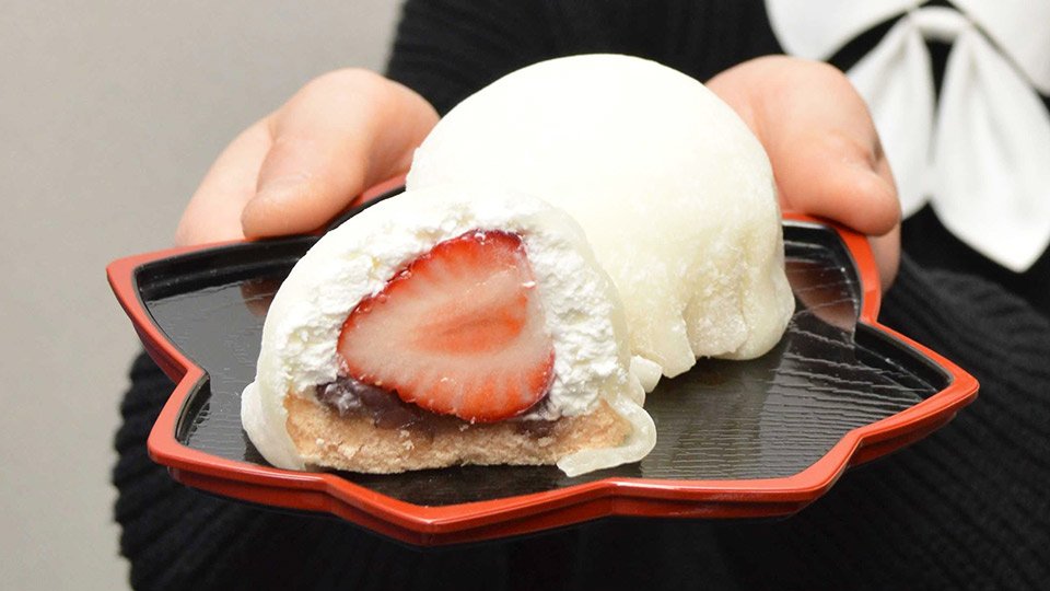 「いちごスイーツフェア」で販売する「ふわもち求肥×いちご」＝岐阜新聞・岐阜放送西濃支社