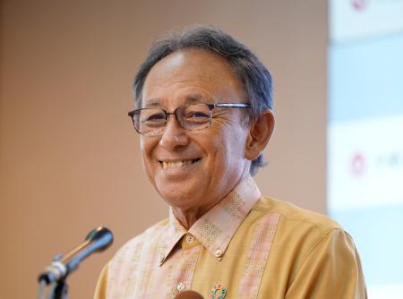 　笑顔で退任の記者会見をする沖縄県の玉城デニー知事＝２９日午前、沖縄県庁