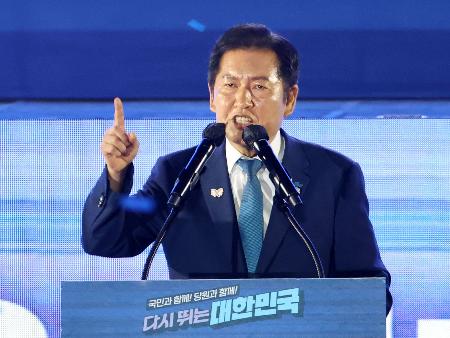 　韓国の革新系与党「共に民主党」の新代表に選出され、演説する鄭清来議員＝２日、ソウル近郊（聯合＝共同）
