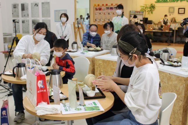 教わった方法で煎茶やほうじ茶を入れる参加者＝本巣市三橋、モレラ岐阜「岐阜新聞メディアばこ」
