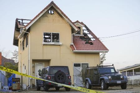 　火災が発生し男性が敷地内で死亡しているのが見つかった事件で、現場検証が行われた住宅＝１７日、広島県東広島市（車のナンバープレートにぼかしを入れています）