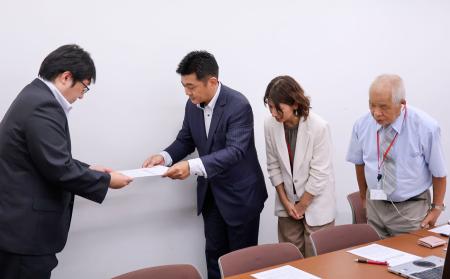 　厚労相宛ての要望書を提出する江口実さん（右端）ら＝７日午後、厚労省